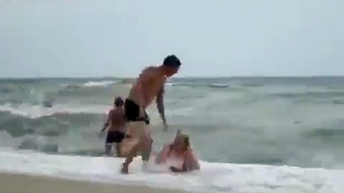 Ivres ce couple de russes n'arrive pas à sortir des vagues au bord de la plage !