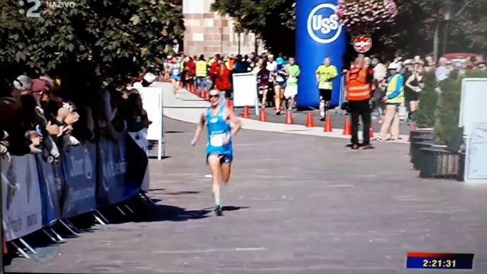 Un marathonien termine sa course le sexe sorti du short