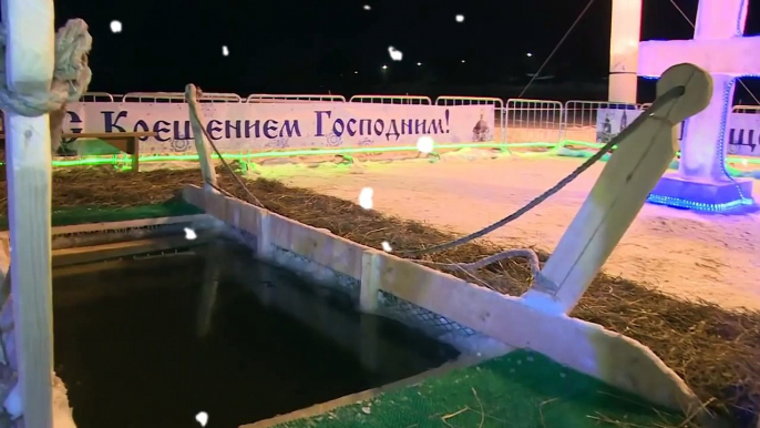 КУПАНИЕ В ПРОРУБИ НА КРЕЩЕНИЕ / ICE SWIMMING AT EPIPHANY