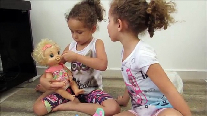 BRINCANDO DE CASINHA COM BONECA BABY ALIVE em português - VÍDEO ANTIGO GIKA E FEKA BRISK