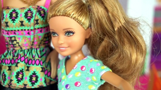 Muñeca Embarazada Midge y su Bebe Visitan a Barbie - La Abuelita les da Regalos a Las Hermanas