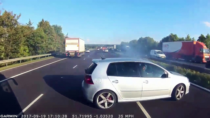 Un autocar évite de justesse une collision sur une autoroute