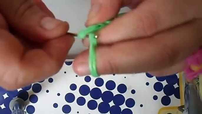 Como fazer * ANEL DE LAÇO COM AGULHA * Pulseira de elástico Rainbow Loom (sem tear) ♥