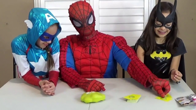 GAS OUT! STINK FARTING GAME WITH SPIDERMAN BATGIRL FAMILY FUN GAME FOR KIDS SURPRISE