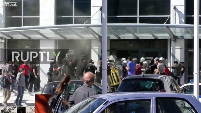 Greece: Students and police clash over new law threatening free university book distribution