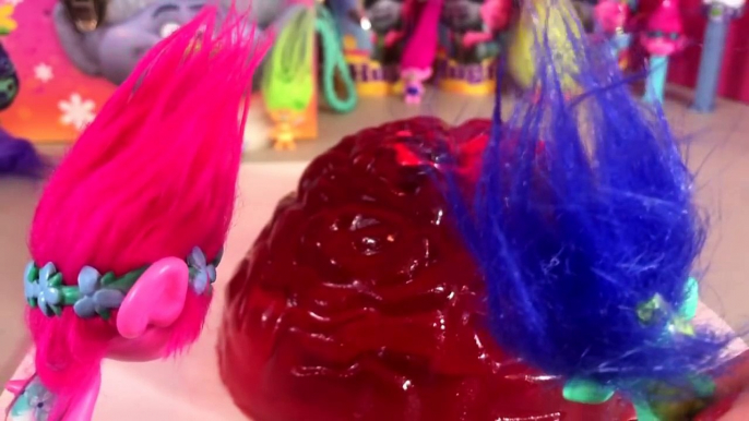 Cutting open SQUISHY Brain! Dreamworks Trolls Poppy & Branch NEED HELP Brain Surgery Whats Inside