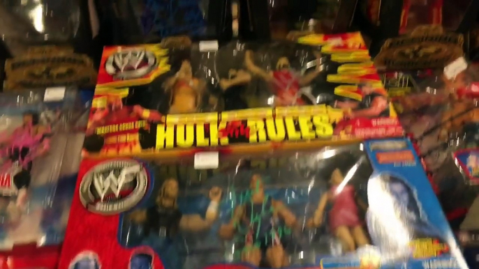 LEGENDARY WWE TOY SHOPPING AT HUGE WRESTLING CONVENTION WITH WWE STARS!