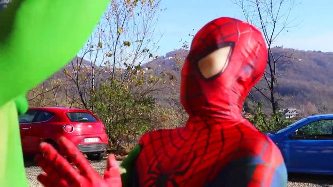 Is Hulk KISSING Spiderman? Frozen Elsa LOVE STORY Cheating w/ Snow White Joker Maleficent TOYS!