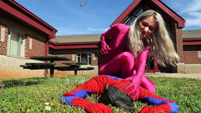 T-Rex Spiderman Pembe Spidergirl Dondurulmuş Elsa !! Joker Savaş Superhero Fun!