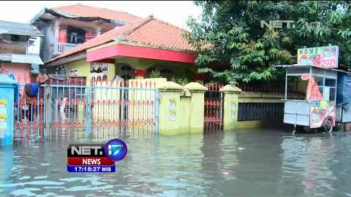 NET17 - Seorang ibu menerobos banjir dengan anak bayinya