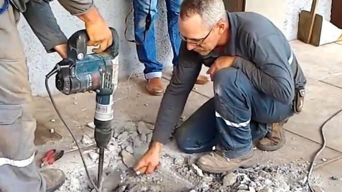 Ces ouvriers ont entendu des bruits provenant du mur... Regardez ce qu'ils ont trouvé piégé dans une canalisation