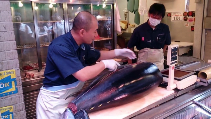 Tokyo Tsukiji fishmarket, filleting a tuna.