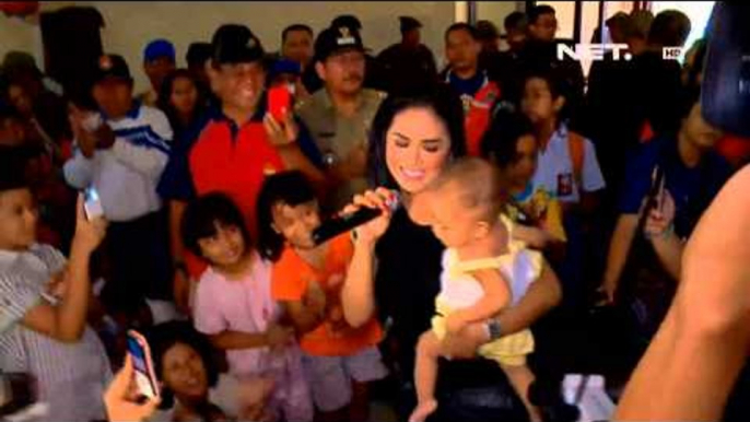 Entertainment News - Krisdayanti bersama suami membantu korban banjir