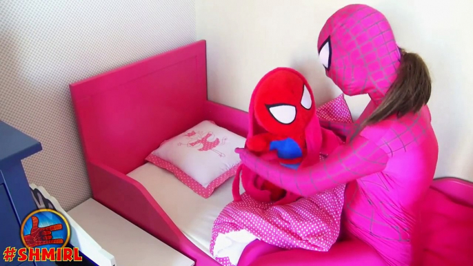 Pink Spidergirl & Spiderbaby vs BIG SPIDER Funny Superheroes - Spiderman Superhero Fun IRL - SHMIRL