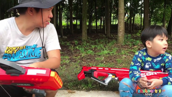 LION AMBUSH in the jungle! Skyheart and Daddy lion attack in forest nerf war kids-HEaphe495SI