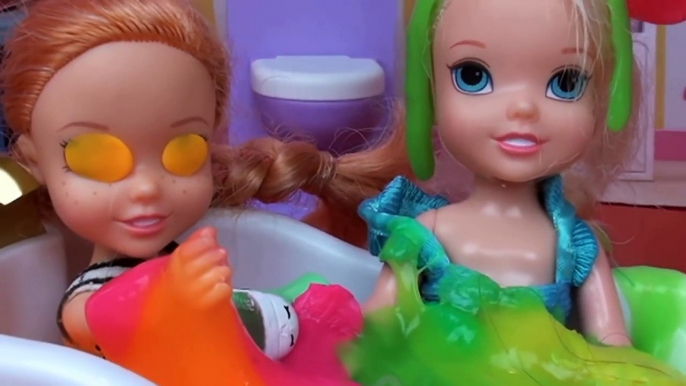 Elsa and Anna Toddlers Bathtime Slime Prank ! Elsa Gets Slimed ! Toilet Monster Queen Toys In Action