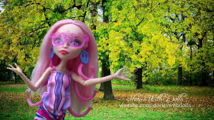 MH ELISSABATS NEW PRODUCER IS SO MEAN!!! - Monster High Family Fun Stories with Toys & Dolls