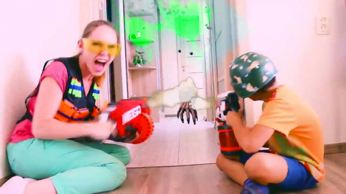 NERF WAR  Creepy Hand Attacks НЕРФ ВОЙНА  Гигантская Рука Атакует-fe5G1nEH4c4