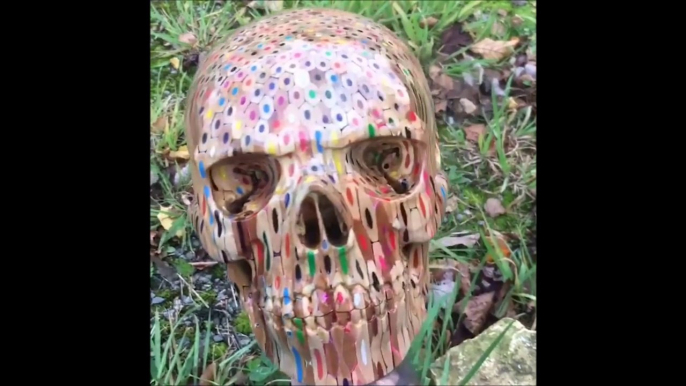 Il réalise une sublime tête de mort avec 646 crayons de couleur... Dingue