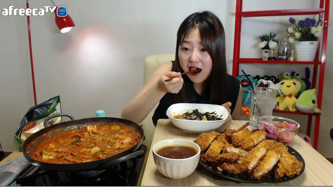 매운 돼지 짜글이에 밥비벼서 그리고 두툼하고 바삭한 돈까스 먹방 mukbang 20170729 볼빨간효닝