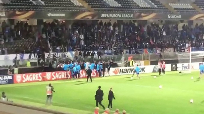 Patrice Evra pète un plomb et frappe un supporter lors Guimares-OM