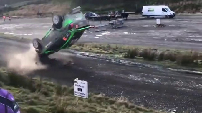 Ce pilote de Rallye arrive trop vite et fini sur le toit après un saut raté