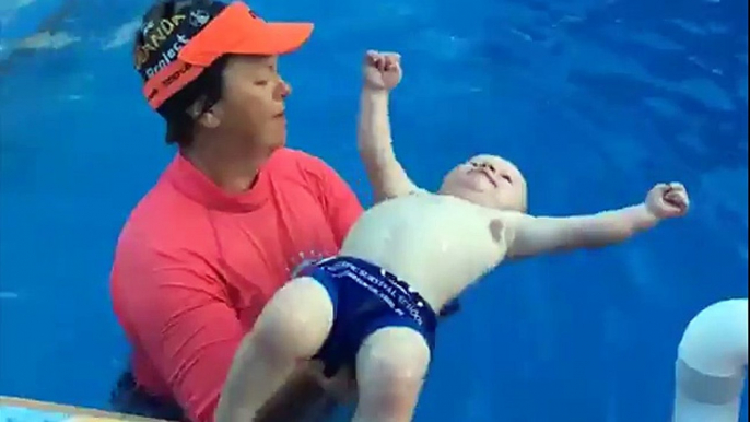 Nine months baby floats as if it were a professional (Video)