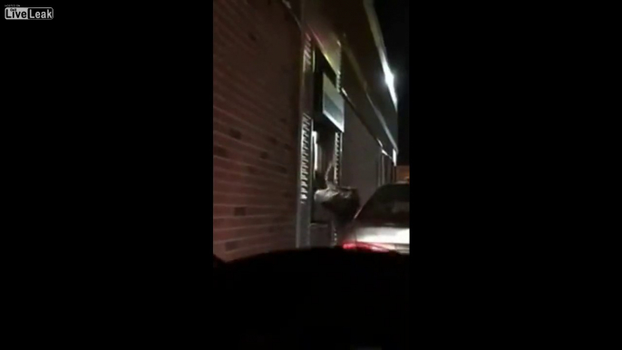 Enervée elle grimpe par la fenêtre du McDrive au McDonalds pour plus de nuggets !