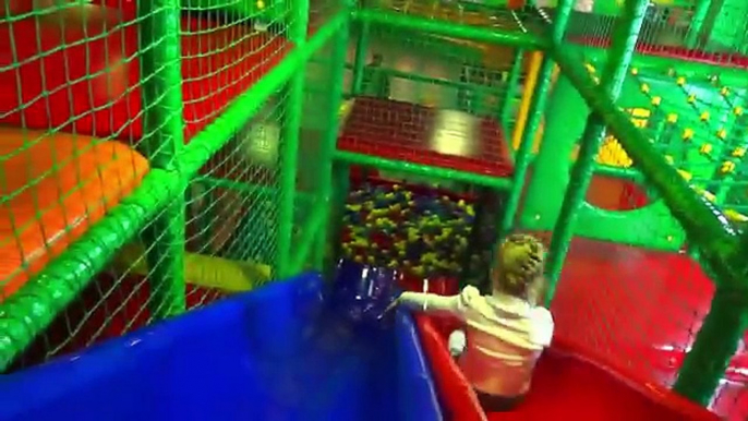 Развлекательный центр Играем в детском лабиринте Катаемся на горках Children Play Center