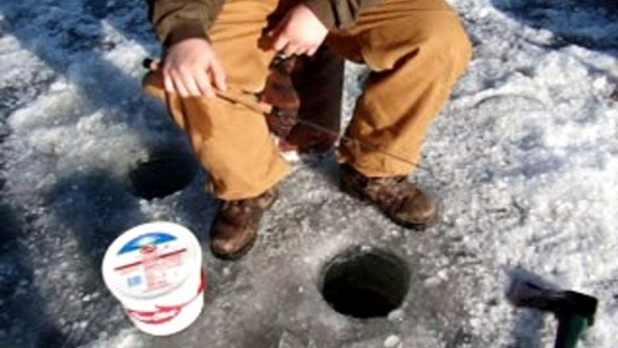 Ice fishing in Minnesota aux États-Unis.