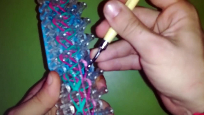 COMO HACER PULSERA TRENZA CARAMELO DE GOMITAS CON TELAR RAINBOW LOOM MANUALIDADES DIY