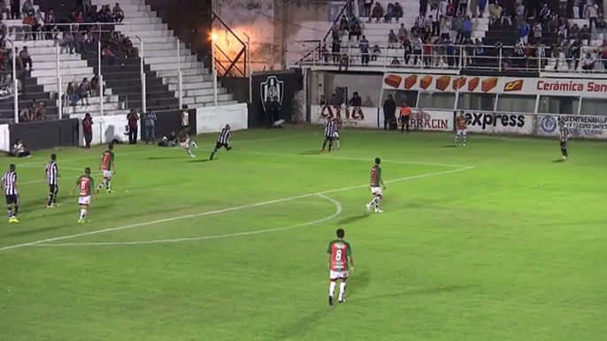 Un chien exclu pour un tacle par derrière sur un footballeur