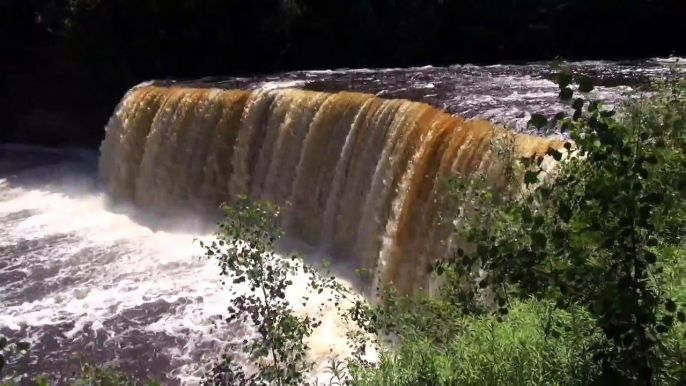 TAHQUAMENON FALLS IN MICHIGAN'S UPPER PENINSULA