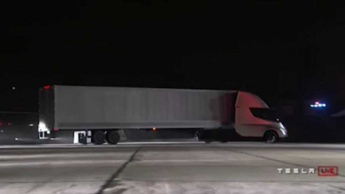 Elon Musk dévoile le camion Tesla et annonce de meilleures performances qu'avec un moteur disel