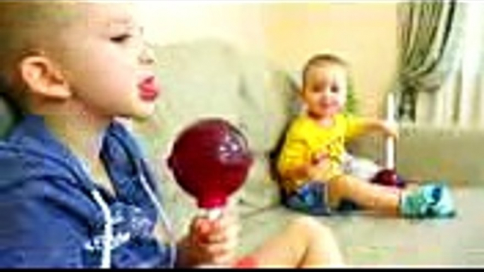 Bad Baby Вредные Детки Нашли Гигантские конфеты Giant Candy Lollipops