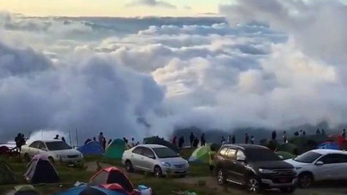 Une vue à couper le souffle au dessus des nuages, ces campeurs ont une chance incroyable