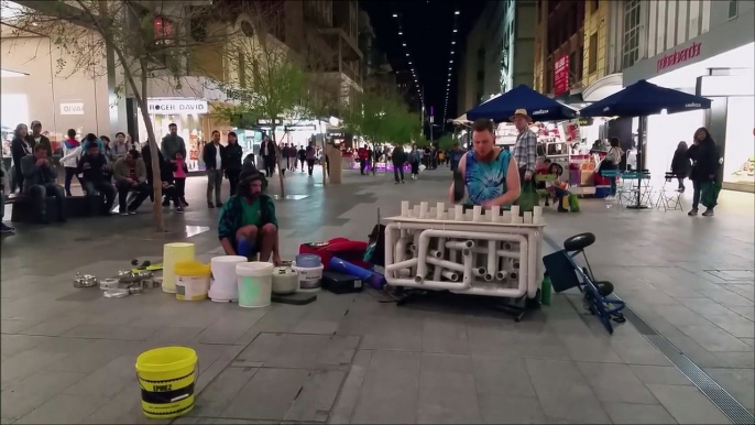 Musique de rue sur des tubes en plastique et ça sonne !