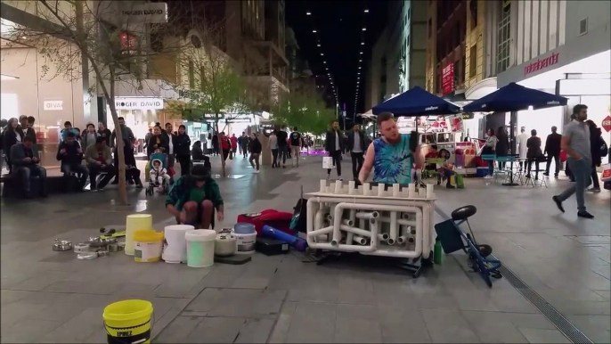 Musique de rue sur des tubes en plastique