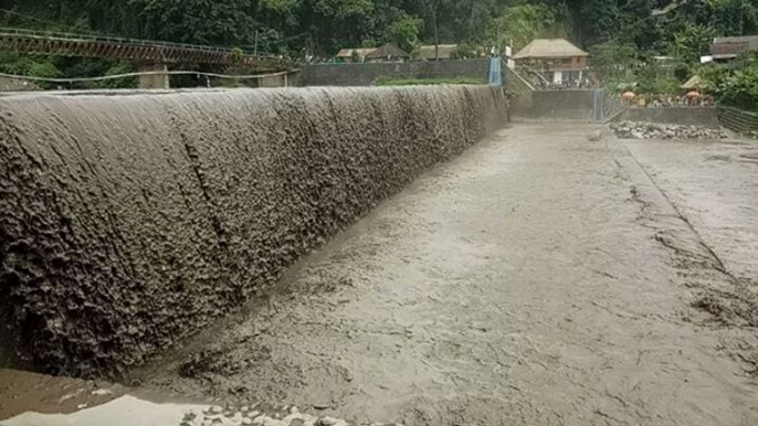 Volcano Eruption Creates 'Cold Lava' Mud Rivers in Bali