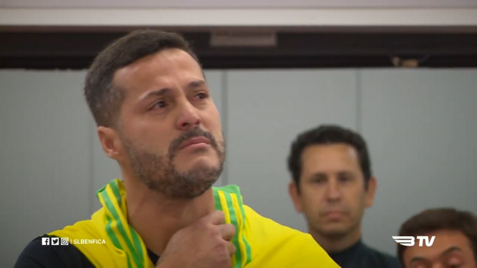 Muito emocionado, Júlio César se despede do Benfica; veja!