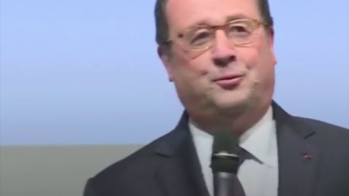 François Hollande reçoit le Grand prix de l'humour politique... avec humour