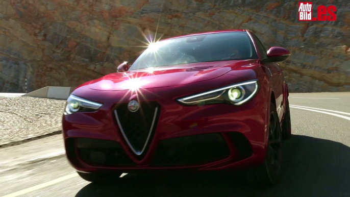 Vídeo: Prueba / Review Alfa Romeo Stelvio Quadrifoglio verde en el desierto y en circuito