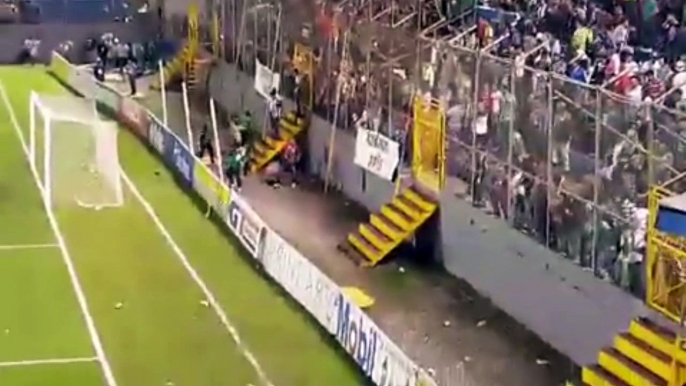 DEPORTES AFICIONADOS ENTRAN A LA CANCHA EN CLASICO SAMPEDRANO