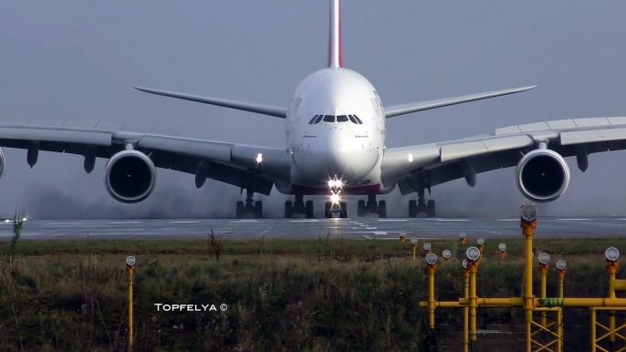 L'Airbus A380 crée un nuage à l'atterrissage sur une piste détrempée à l'aéroport de Manchester