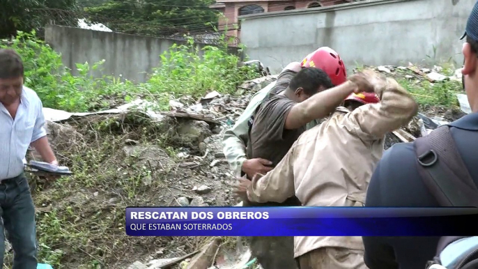 Rescatan dos obreros que estaban soterrados