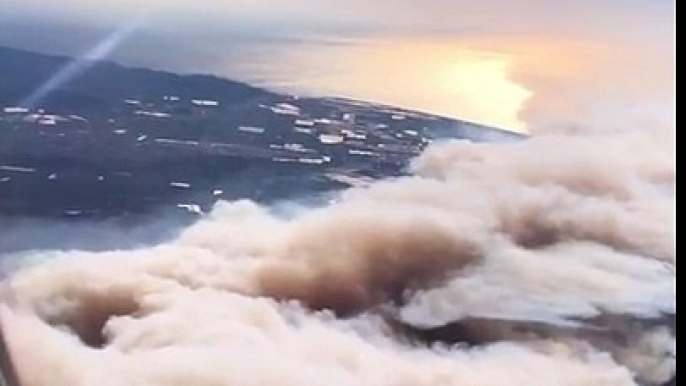 Vol en avion au-dessus de l'incendie de Los Angeles : un énorme nuage de cendres dans le ciel !