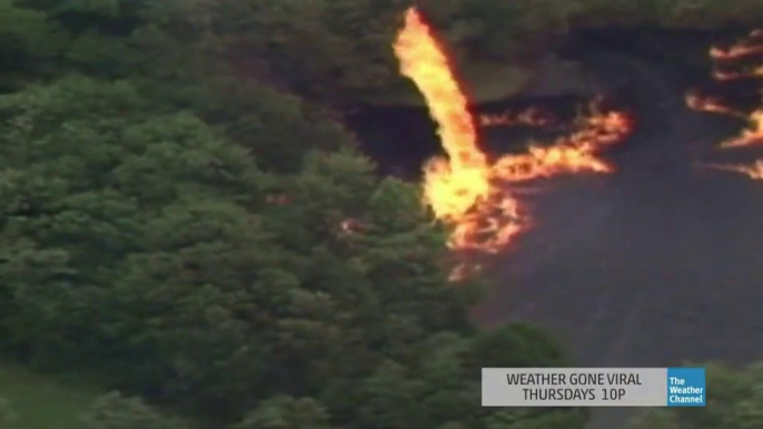 Une Tornade de feu se forme pendant l'incendie d'une usine de Whisky frappé par la foudre.