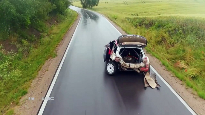 Ce pilote de rallye rentre au garage et sa voiture a bien besoin d'une petite révision