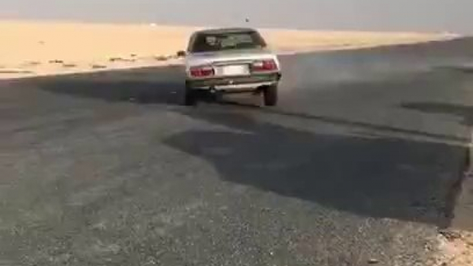 Dérapages incontrôlés d'une voiture qui termine dans le caméraman en Arabie Saoudite au milieu du désert !