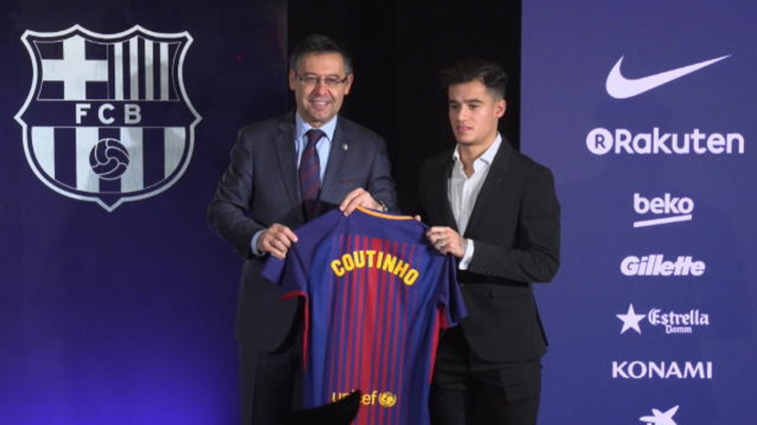 Coutinho presented with Barcelona shirt